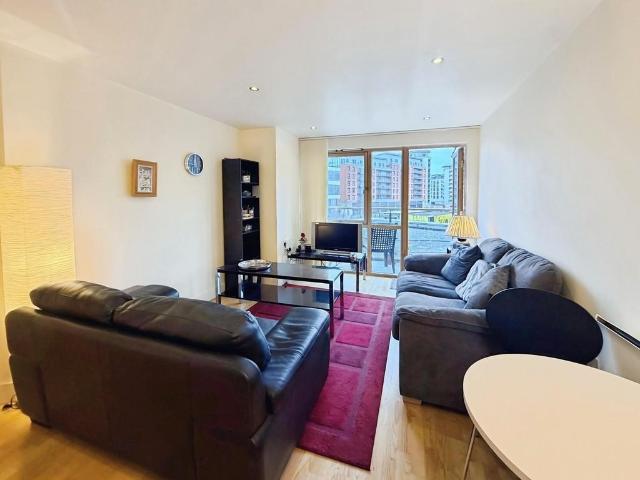 Flat for sale in Richmond Hill, West Yorkshire