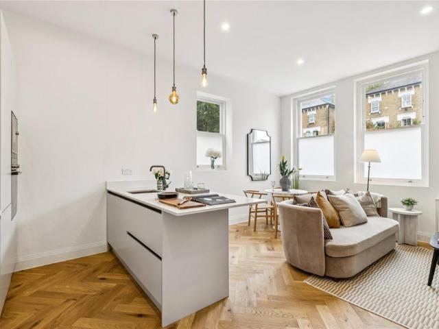 Flat for sale in Balham, Greater London