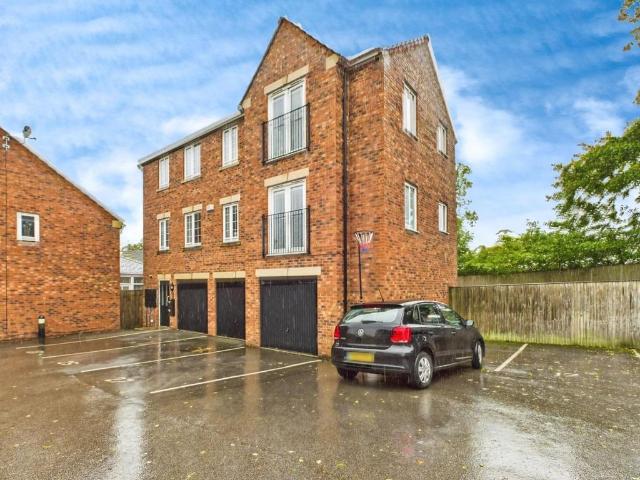 Flat for sale in Cottingley, West Yorkshire