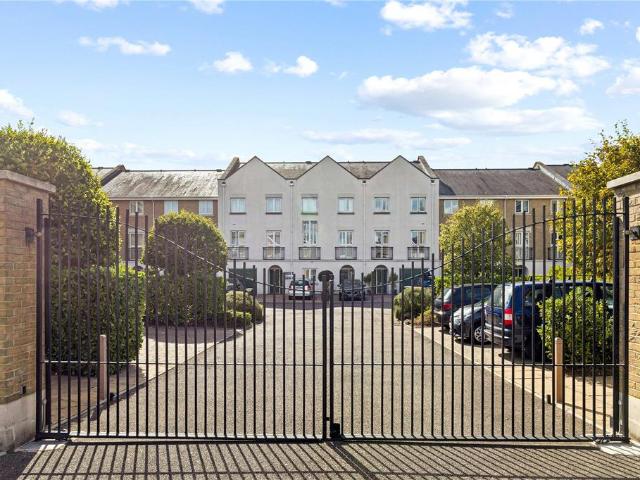 Flat for sale in Upper Tooting, Greater London