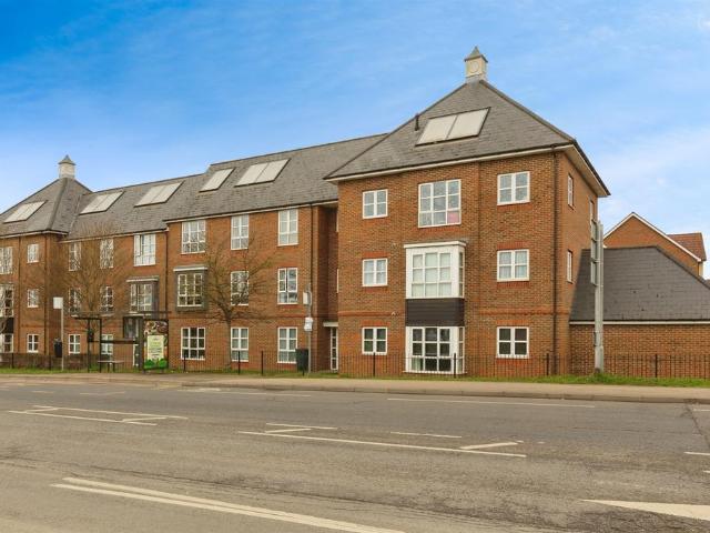 Flat for sale in Walton Court, Aylesbury