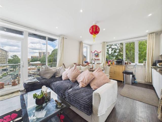 Flat for sale in London Borough of Hounslow, Feltham
