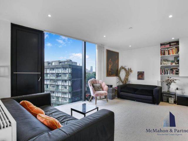 Flat for sale in Draper Estate, Greater London