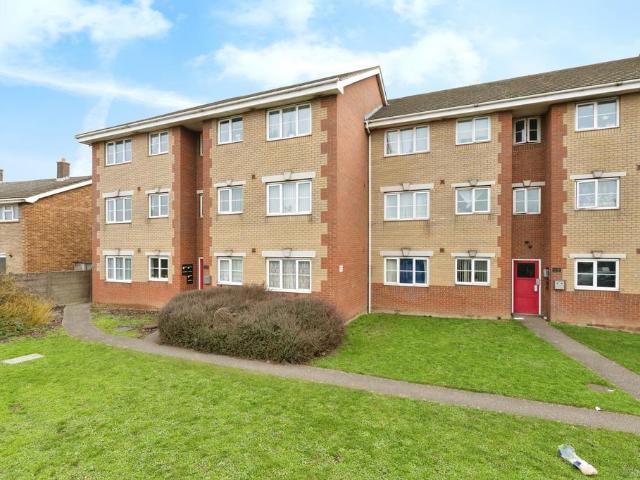 Flat for sale in Tilbury, Essex