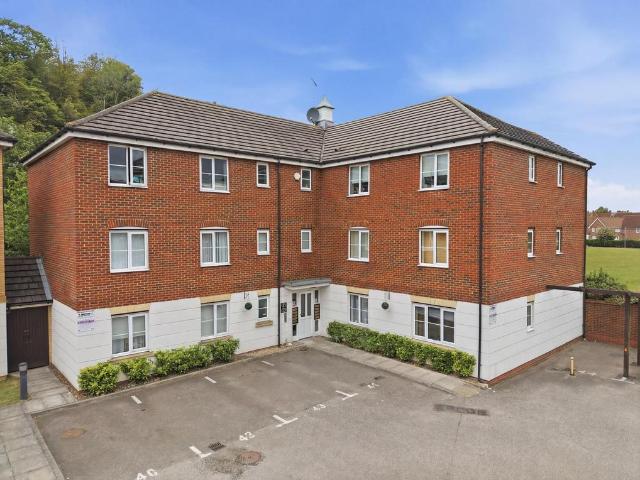 Flat for sale in Badgers Dene, Grays
