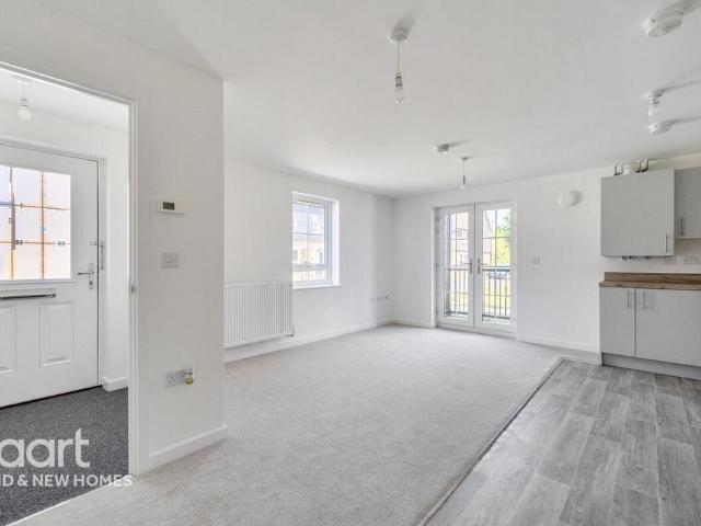 Flat for sale in Finchampstead