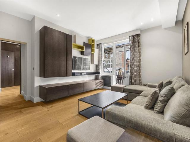 Flat for sale in St Giles, Greater London