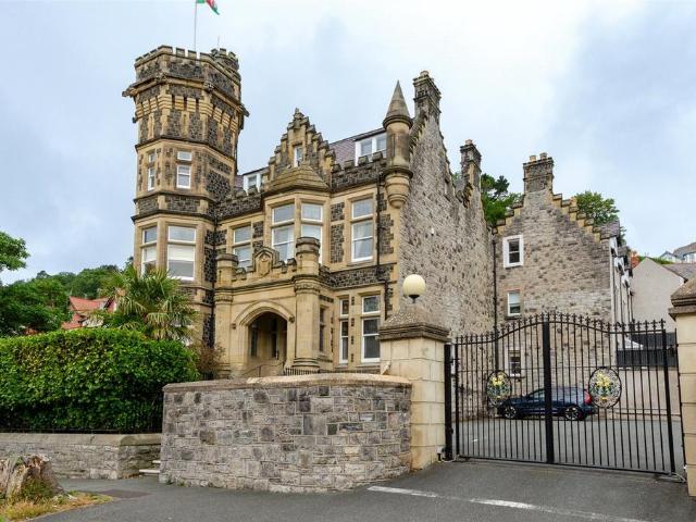 Flat for sale in Llandudno, Wales