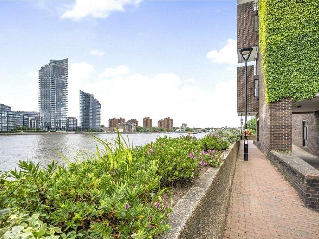 Flat for sale in London Borough of Wandsworth, Greater London