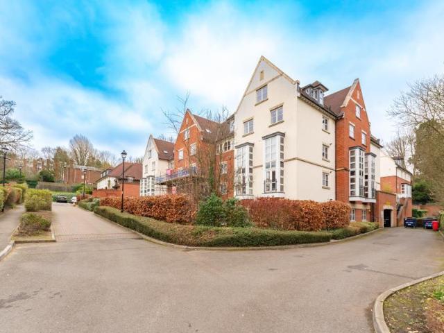 Flat for sale in Harrow On The Hill, Greater London