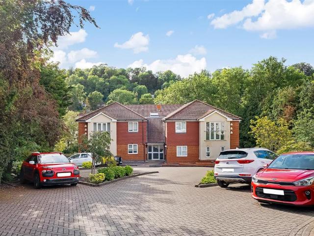 Flat for sale in Hillview, Surrey