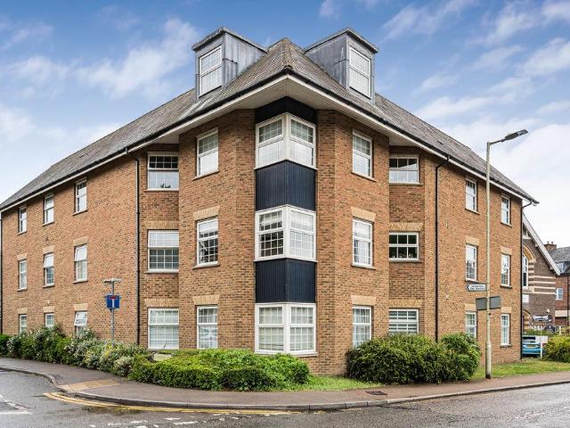 Flat for sale in Pouchen End, Hertfordshire