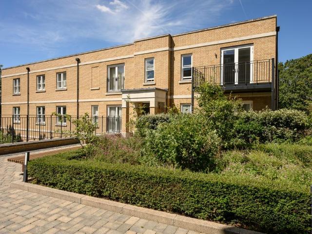 Flat for sale in London Borough of Merton, Raynes Park