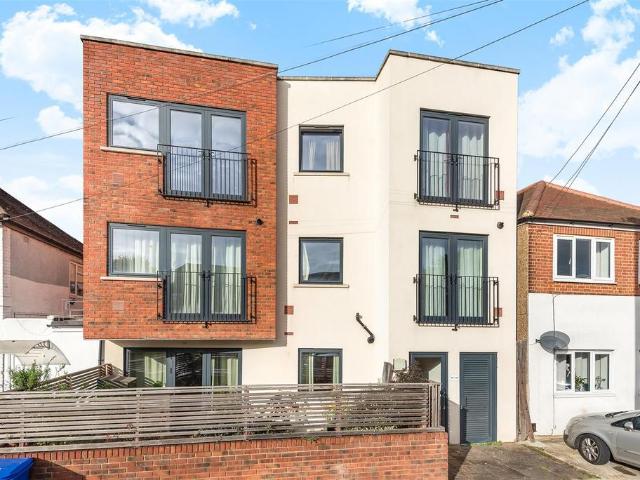 Flat for sale in Tolworth, Greater London