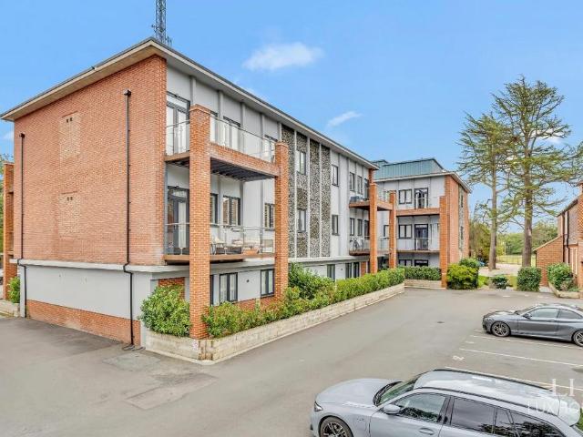 Flat for sale in Pilgrims' Hatch, Navestock Side