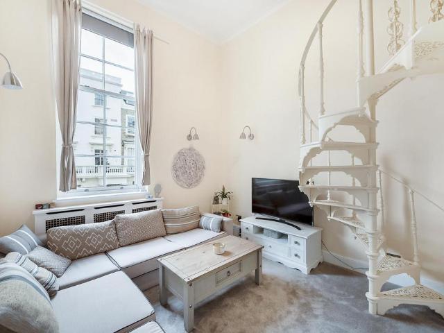 Flat for sale in Pimlico, Greater London