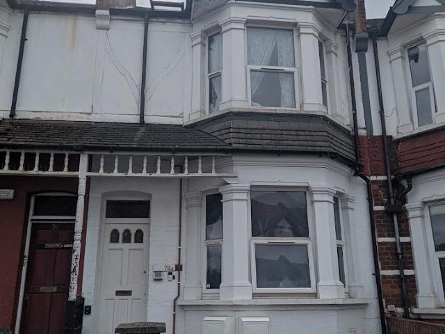 Flat for sale in Harlesden, Greater London