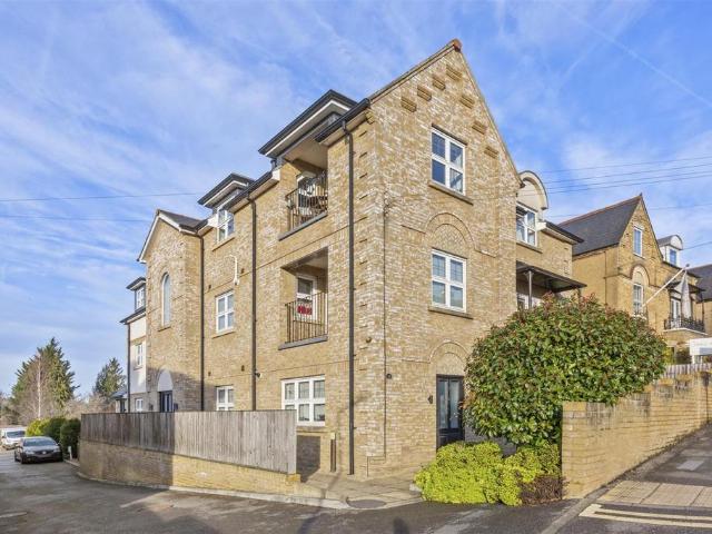 Flat for sale in Totteridge, Cressex