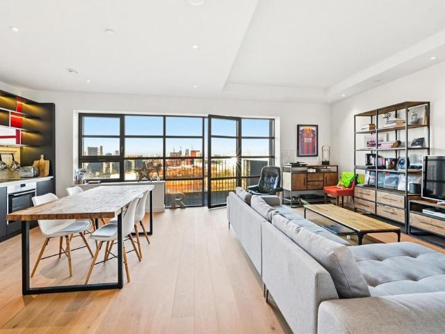 Flat for sale in London City Island, Blackwall