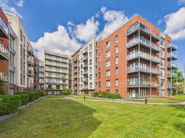 Flat for sale in Highfield, Pouchen End