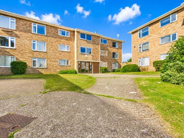 Flat for sale in Dee Park, Reading