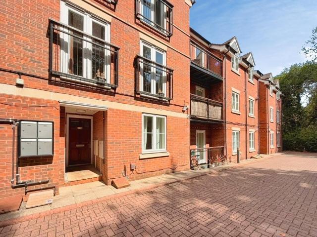 Flat for sale in Green Close, Warwickshire