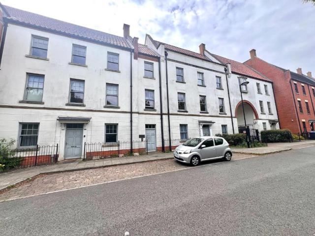 Flat for sale in Upton