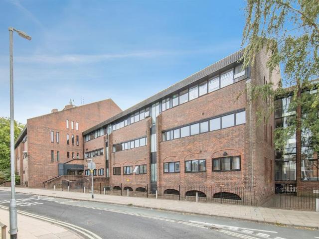 Flat for sale in Key Street, Suffolk