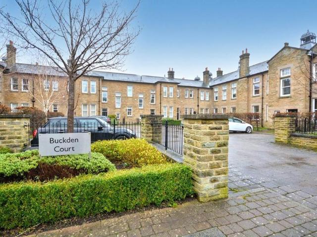 Flat for sale in Tranmere Park, West Yorkshire