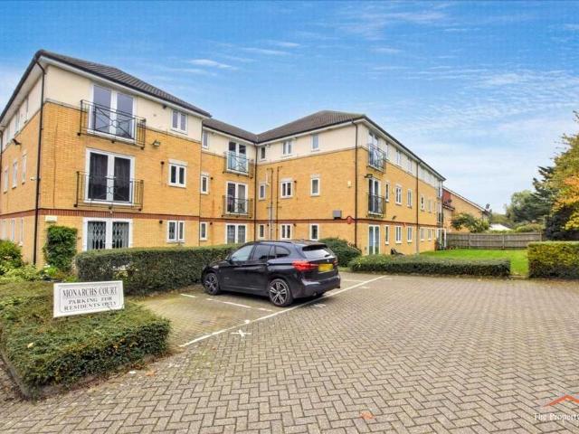 Flat for sale in The Hale, Greater London