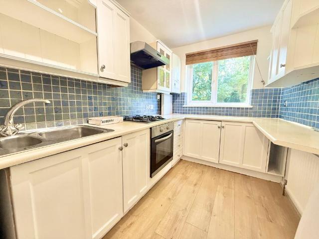 Flat for sale in London Borough of Croydon, Forestdale