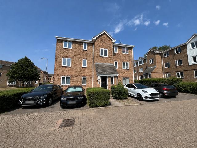 Flat for sale in Vange, Essex