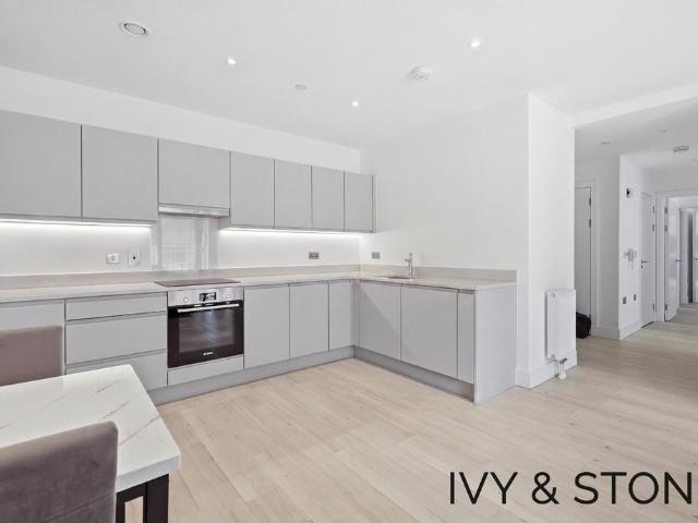Flat for sale in Canning Town, Greater London