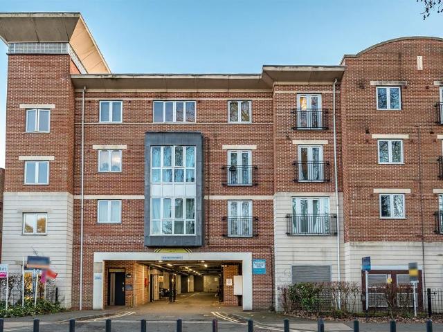 Flat for sale in Bray Wick, Maidenhead