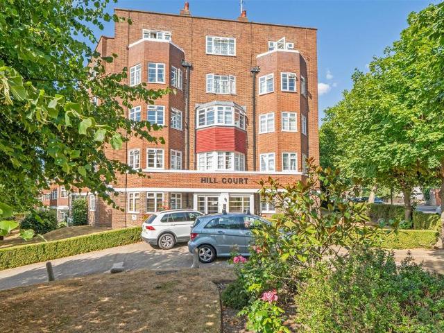 Flat for sale in Surbiton, Greater London