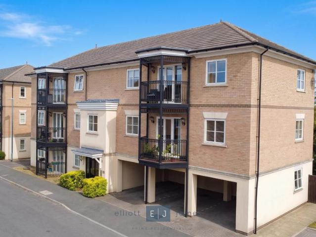 Flat for sale in Ivy Chimneys, Epping