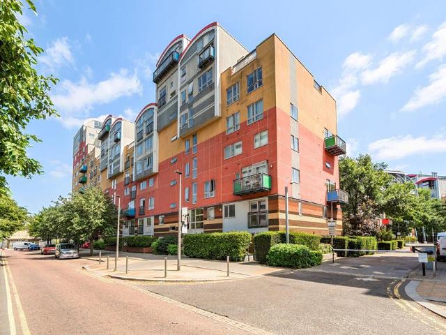 Flat for sale in Royal Borough of Greenwich, Greater London