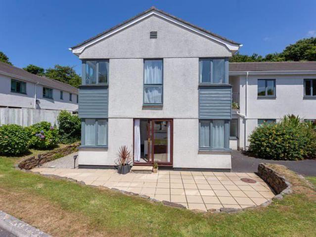 Flat for sale in Penbeagle, Cornwall