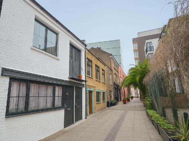 Flat for sale in South Hackney, Greater London