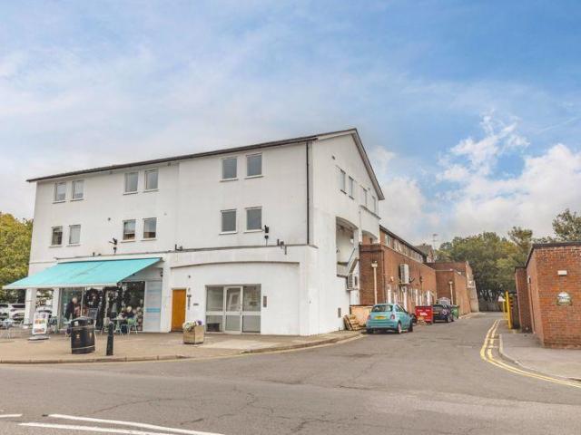Flat for sale in Chalfont St. Peter, Denham