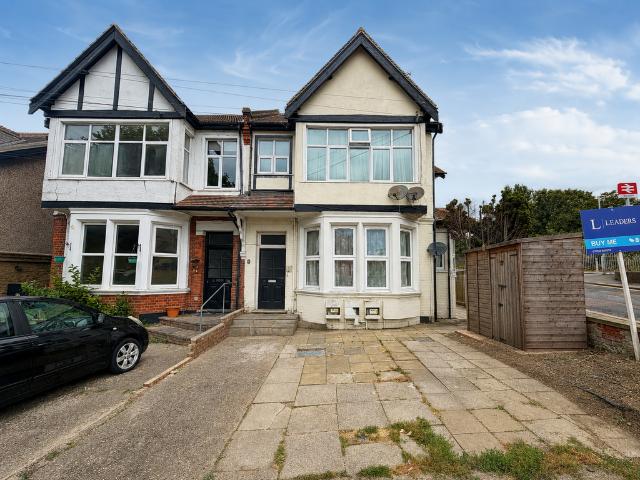 Flat for sale in Alton Barnes, Essex