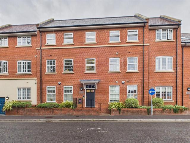 Flat for sale in Red Hill, Worcestershire