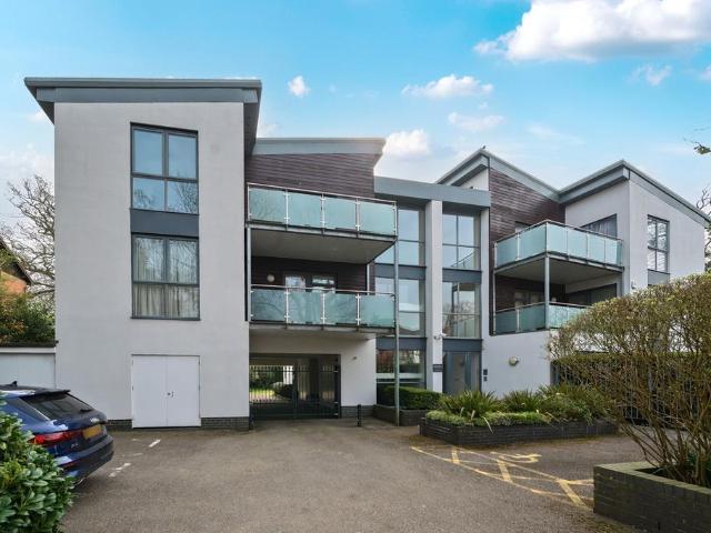 Flat for sale in Little Stanmore, Greater London