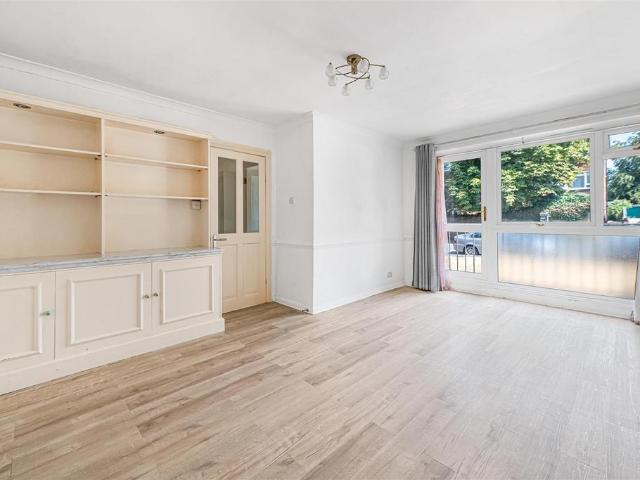 Flat for sale in Carshalton Beeches, Greater London