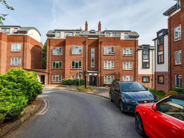 Flat for sale in Bray Wick, Maidenhead