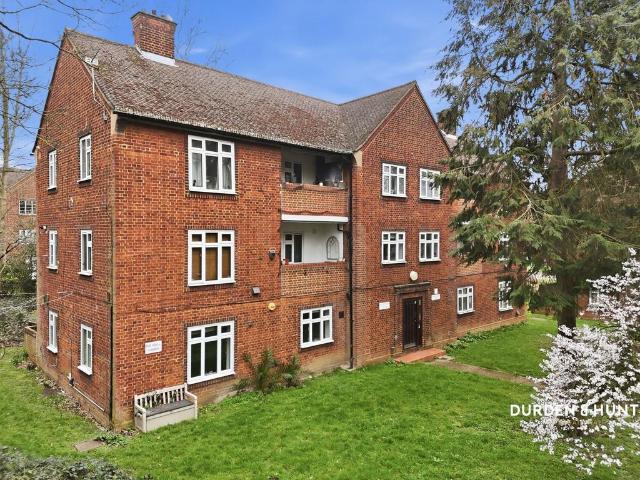Flat for sale in Snaresbrook, Greater London
