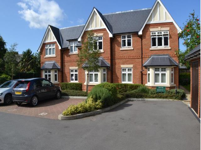Flat for sale in Red Hill, Surrey