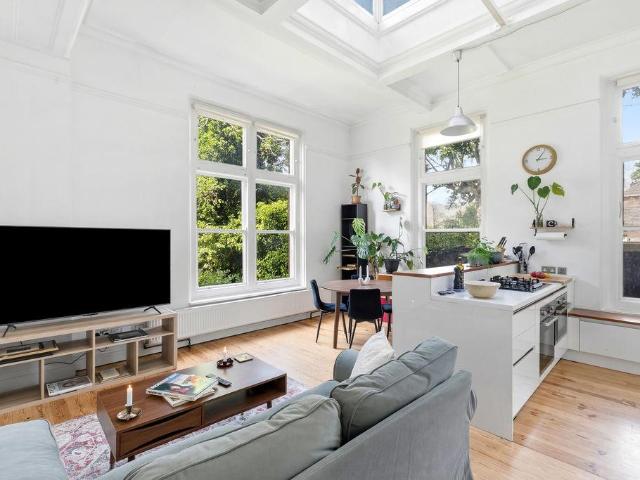 Flat for sale in Bromley-by-Bow, Bow