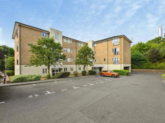 Flat for sale in Broxbourne, Hertfordshire
