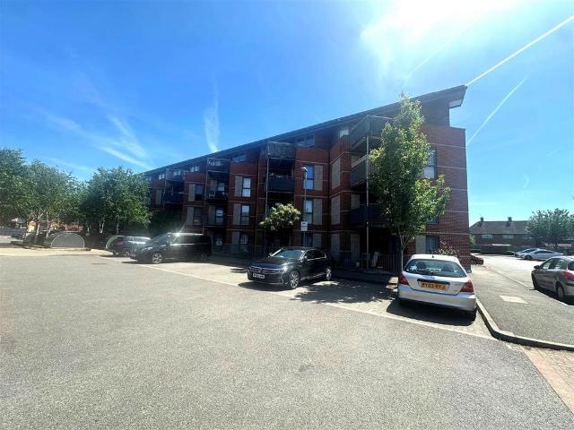 Flat for sale in London Borough of Hounslow, Greater London